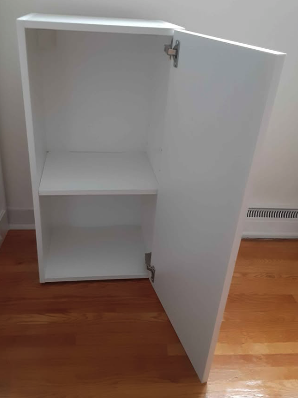 Armoire — porte ouverte, tablette intérieure