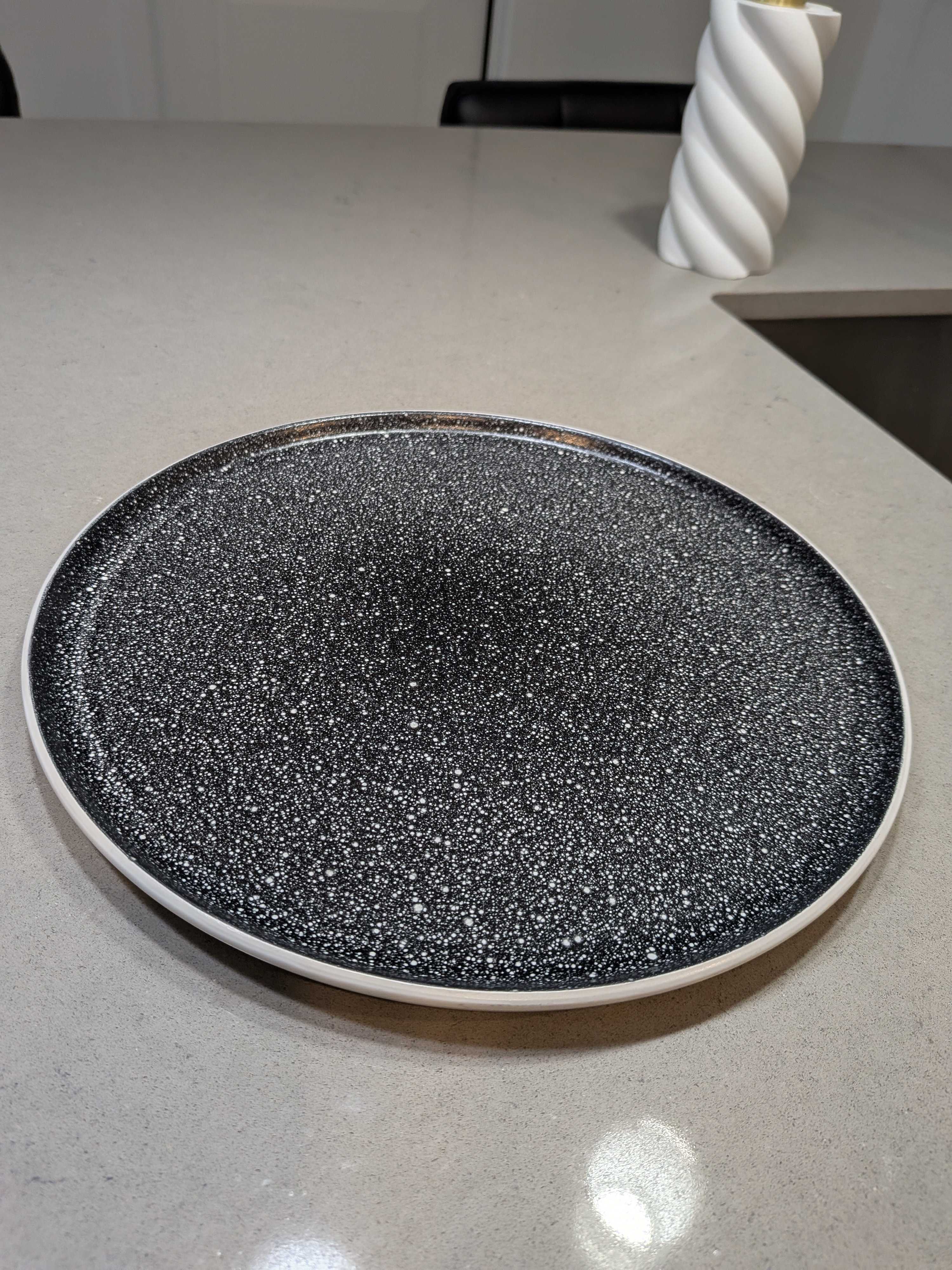 Assiette grès moucheté